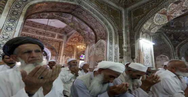 कोरोना की वजह से धार्मिक सभाओं पर प्रतिबंध से नाराज मौलानाओं ने सरकार के चेताया