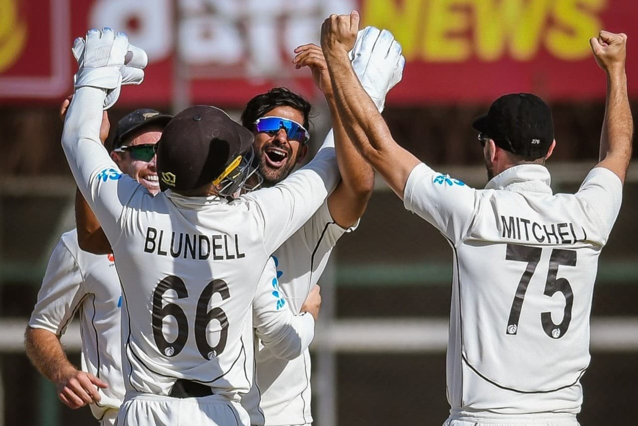 PAK vs NZ Test: पाकिस्तान और न्यूजीलैंड के बीच पहला टेस्ट मैच ड्रॉ, कप्तान बाबर आजम ने दिखायी बहादुरी PAK vs NZ Test: पाकिस्तान और न्यूजीलैंड के बीच पहला टेस्ट मैच ड्रॉ, कप्तान बाबर आजम ने दिखायी बहादुरी