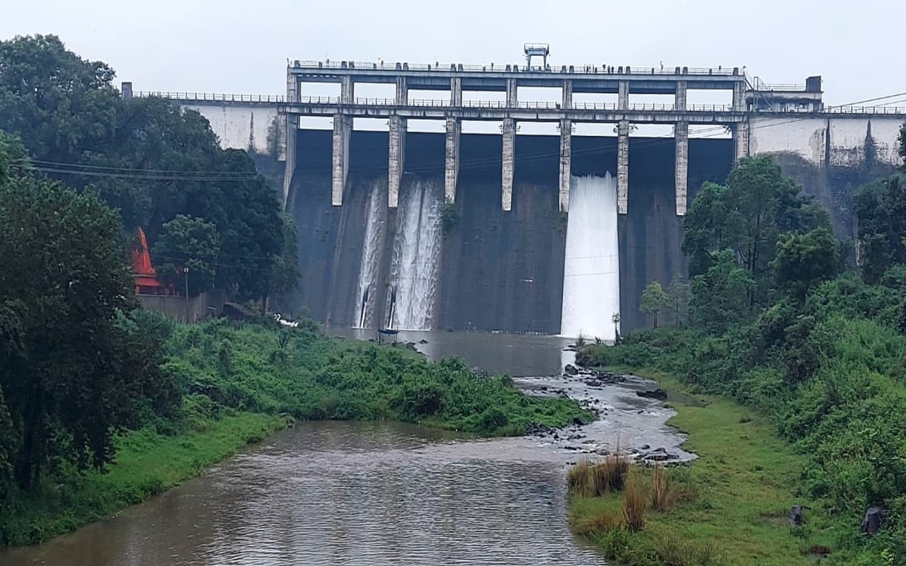 लगातार बारिश के बाद पतरातू डैम का बढ़ा जलस्तर, खोला गया एक फाटक
