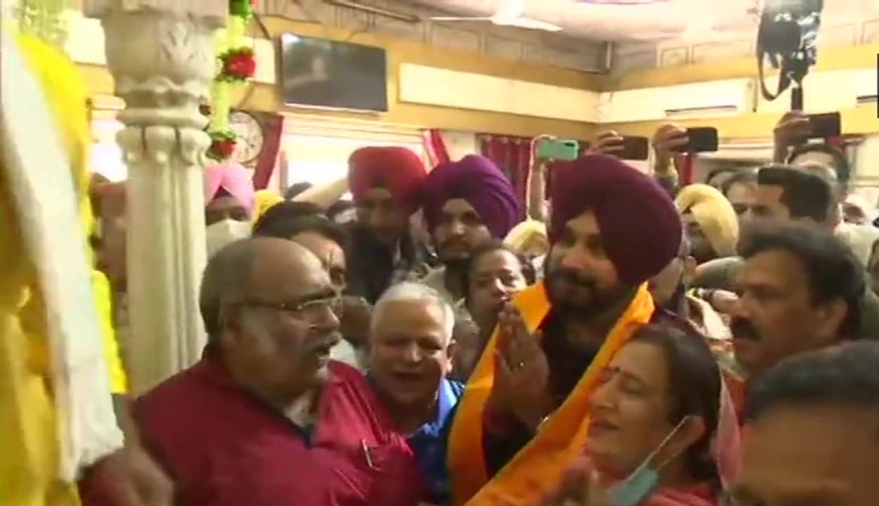नवजोत सिंह सिद्धू का शक्ति प्रदर्शन : पंजाब कांग्रेस अध्यक्ष ने 62 विधायकों के साथ स्वर्ण मंदिर में टेका मत्था