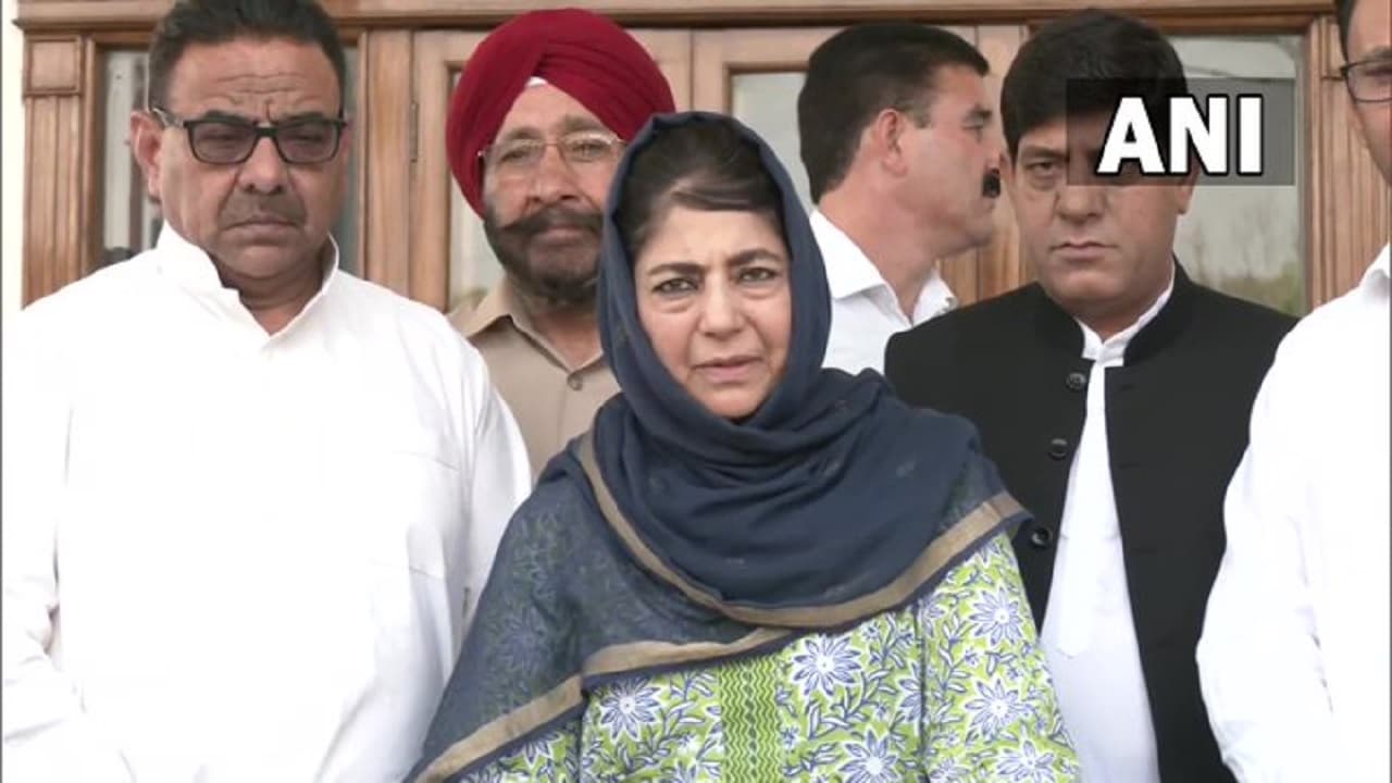 Jammu Kashmir: पीडीपी प्रमुख महबूबा मुफ्ती का बीजेपी पर निशाना, बोलीं- धर्मनिरपेक्षता हमारे डीएनए में