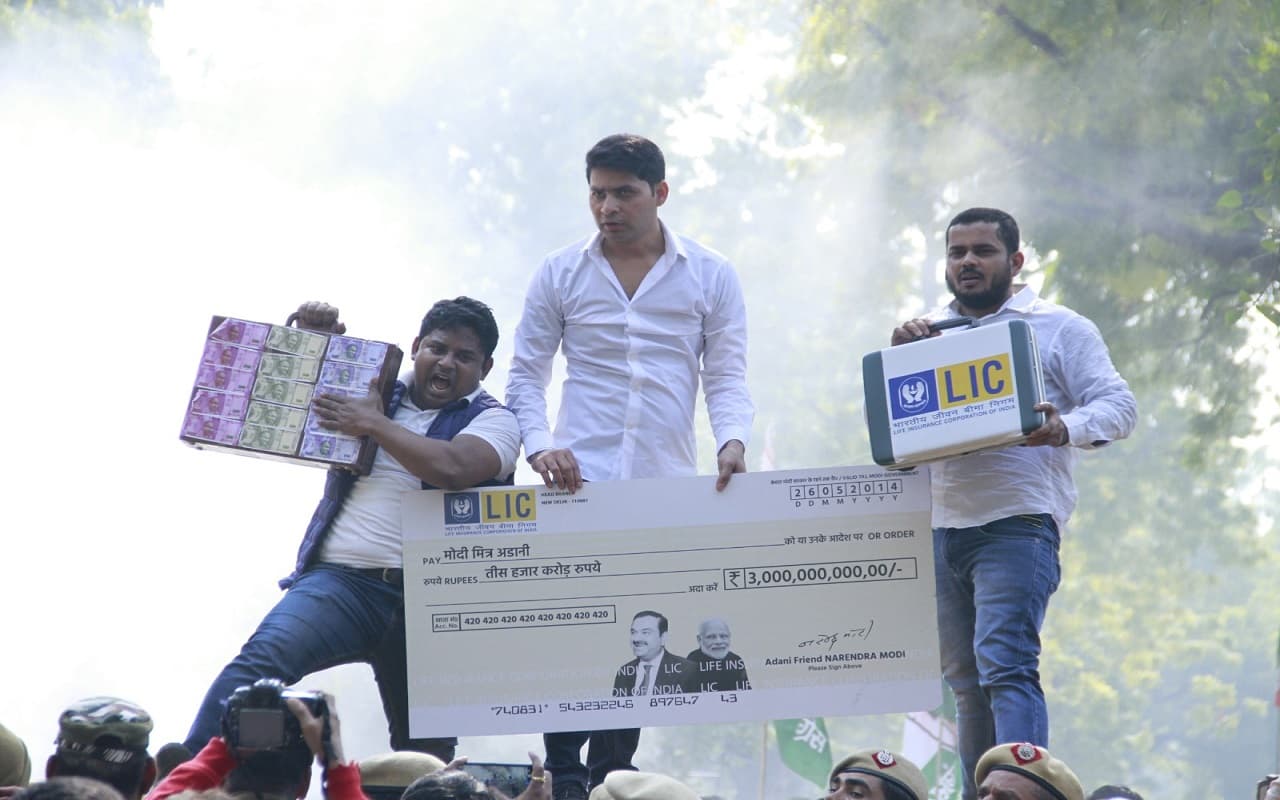 अदाणी मामले पर दिल्ली के जंतर-मंतर में यूथ कांग्रेस और NSUI ने किया जोरदार प्रदर्शन, देखें तस्वीरें