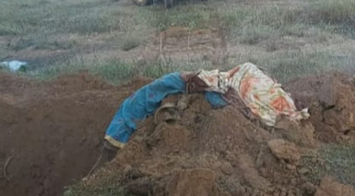 झारखंड में कब्र खोदकर निकाला एक लाख रुपये के इनामी नक्सली एरिया कमांडर का शव