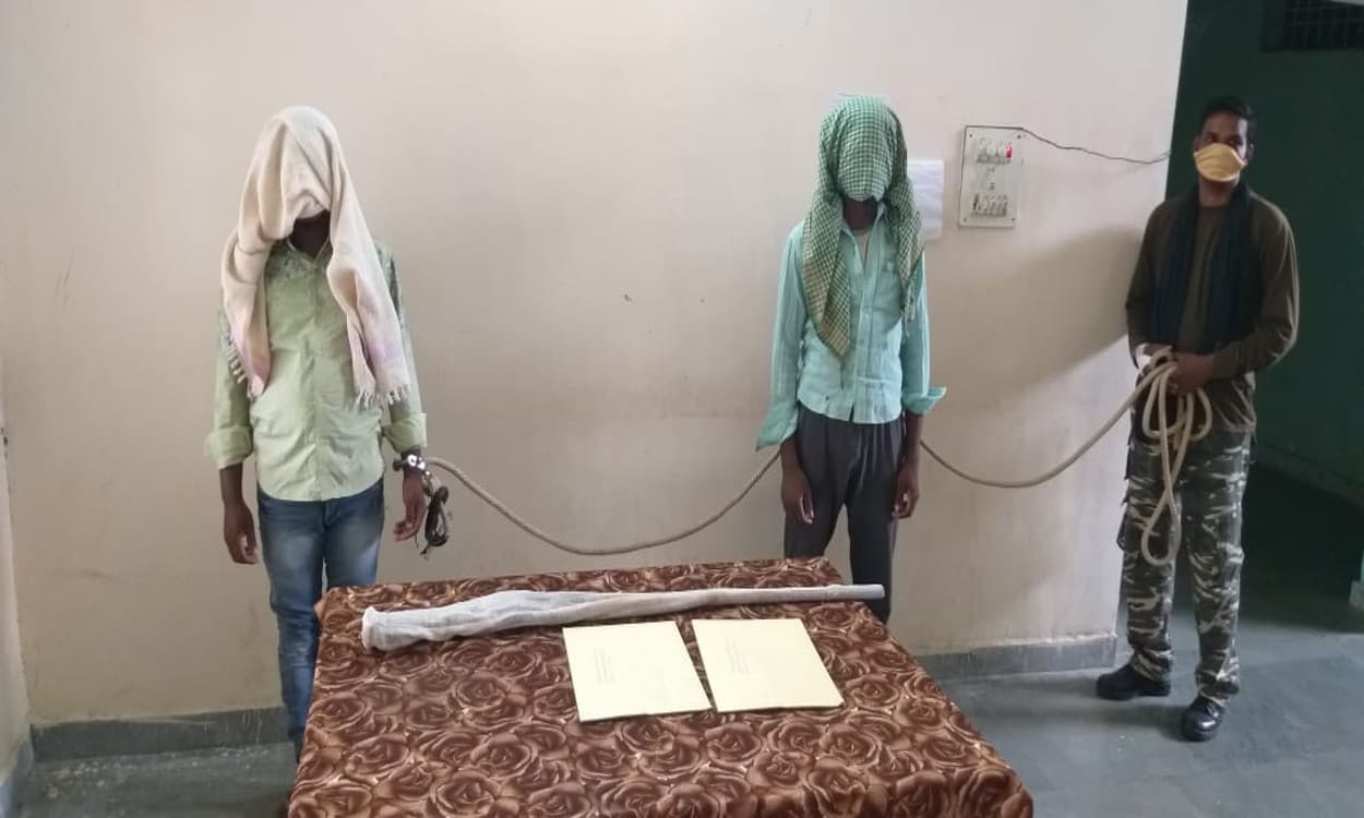 चाईबासा में पुलिस ने 2 नक्सली को किया गिरफ्तार, पर्चा, बाइक और देसी बंदूक बरामद