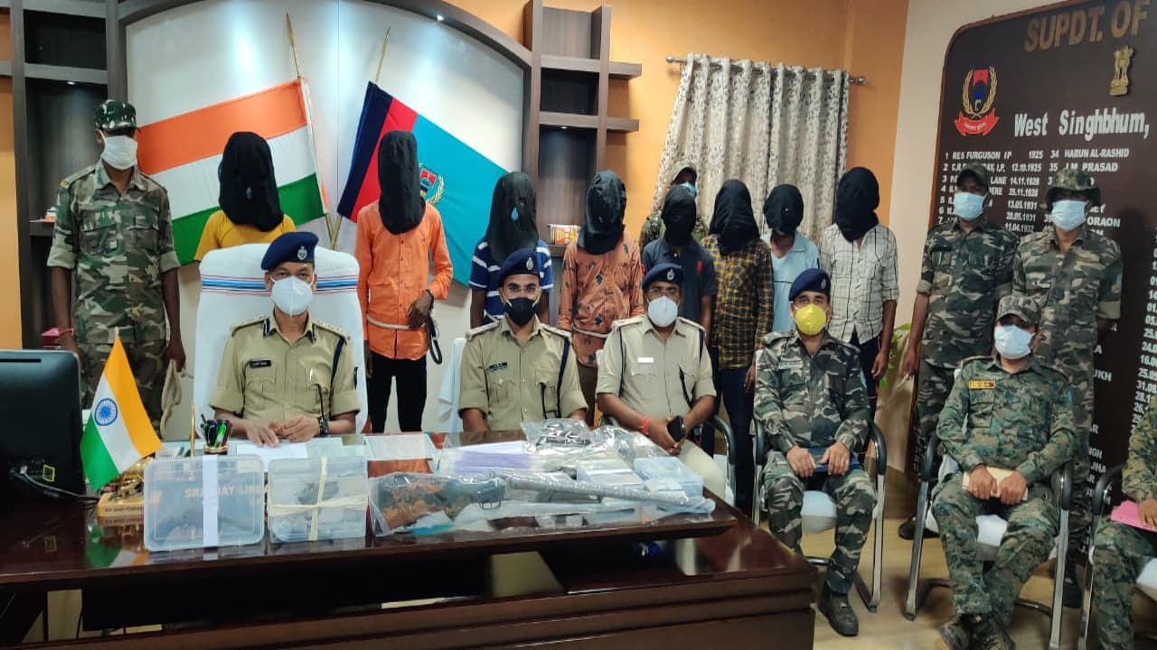 Jharkhand Naxal News : पश्चिमी सिंहभूम के सोनुवा में PLFI नक्सली एरिया कमांडर सुमन सिंह गंझू समेत 8 गिरफ्तार, कई असलहे भी बरामद