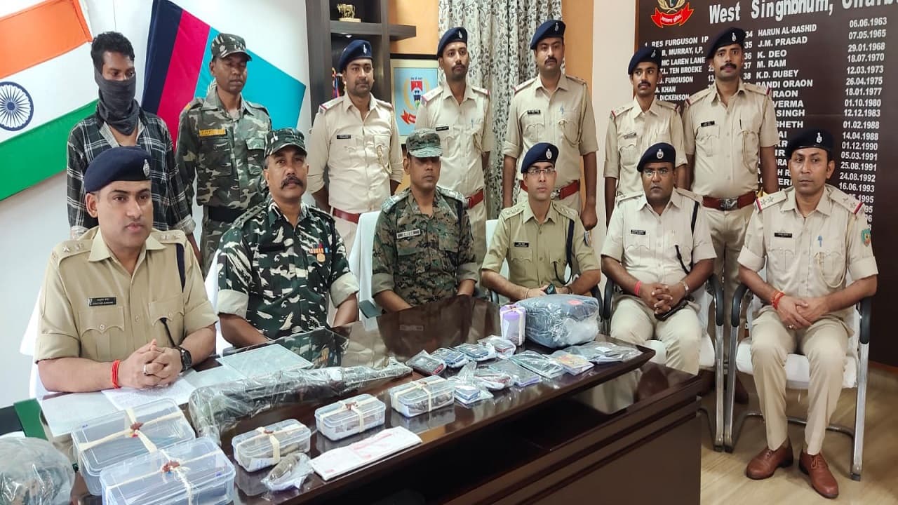 Jharkhand Naxal News : झारखंड में इनामी PLFI जोनल कमांडर संतोष कंडुलना ससुराल से अरेस्ट, 33 केस हैं दर्ज