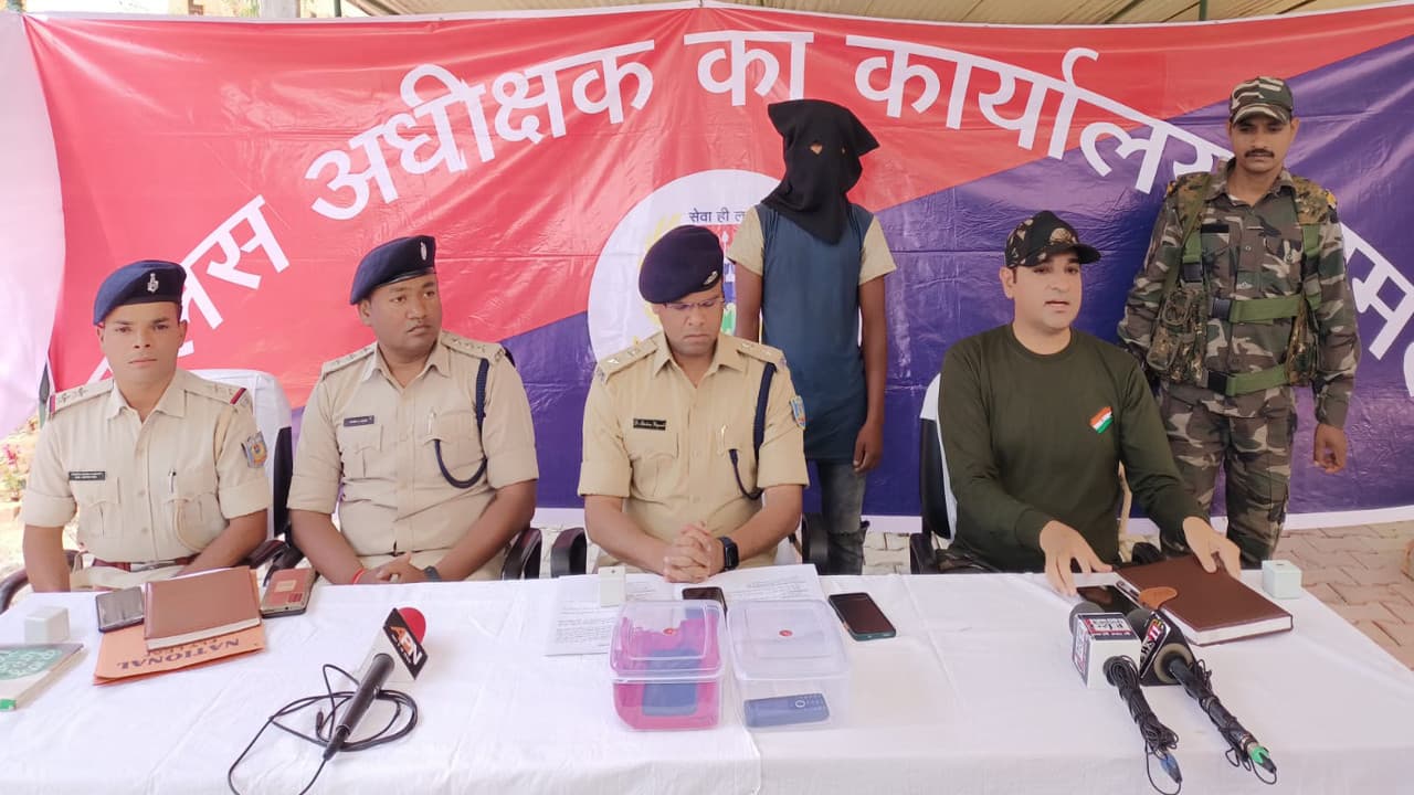 झारखंड के गुमला में एक लाख का इनामी एरिया कमांडर बोखा गिरफ्तार, जानें कितने मामले हैं दर्ज