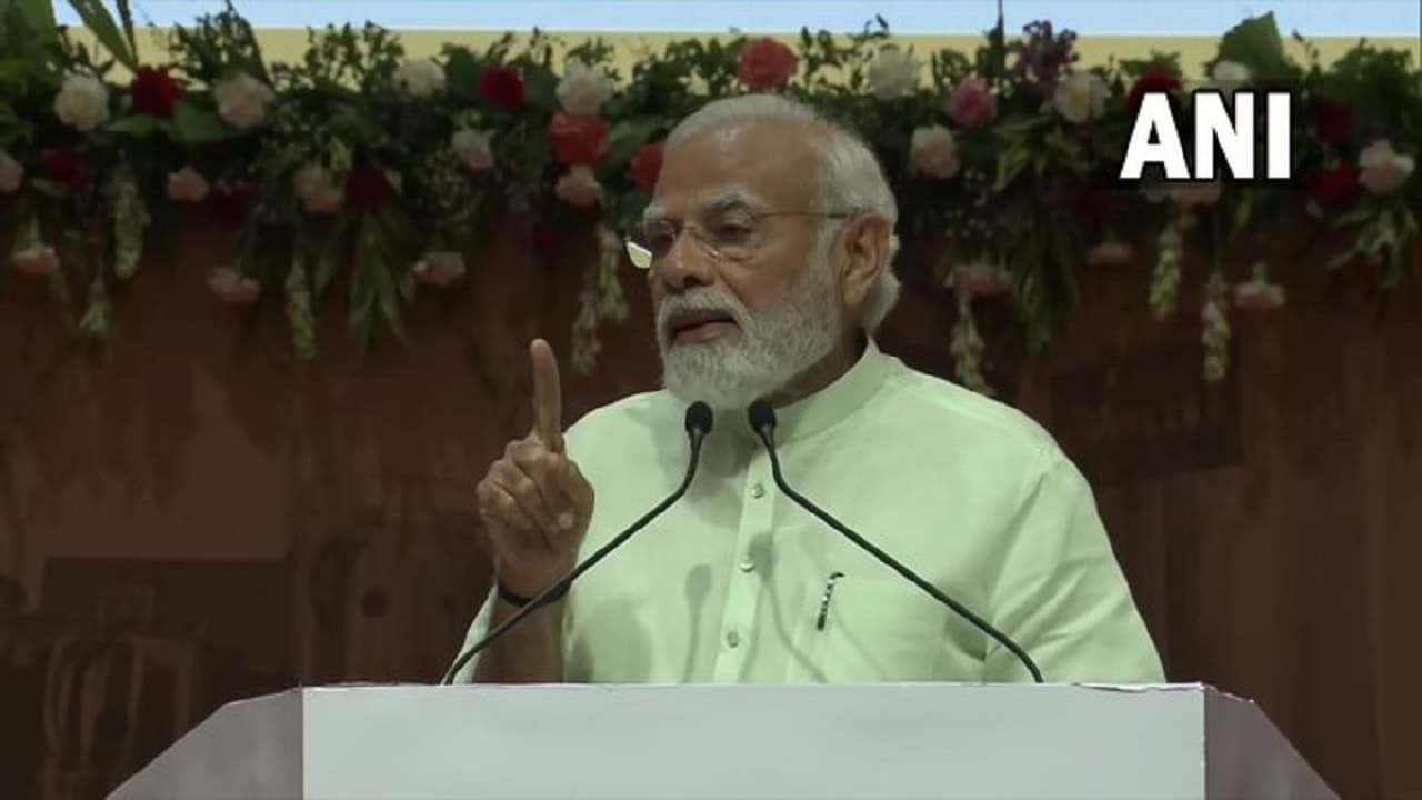 पीएम मोदी ने प्रगति मैदान कॉरिडोर परियोजना का किया उद्घाटन, कचरा उठाकर दिया स्वच्छता का संदेश