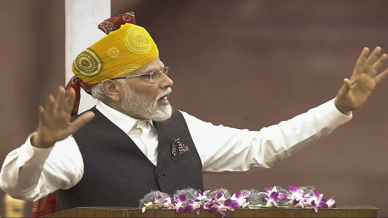लाल किले के प्राचीर से पीएम मोदी ने महंगाई कम करने का किया ऐलान, जानें बड़ी बातें
