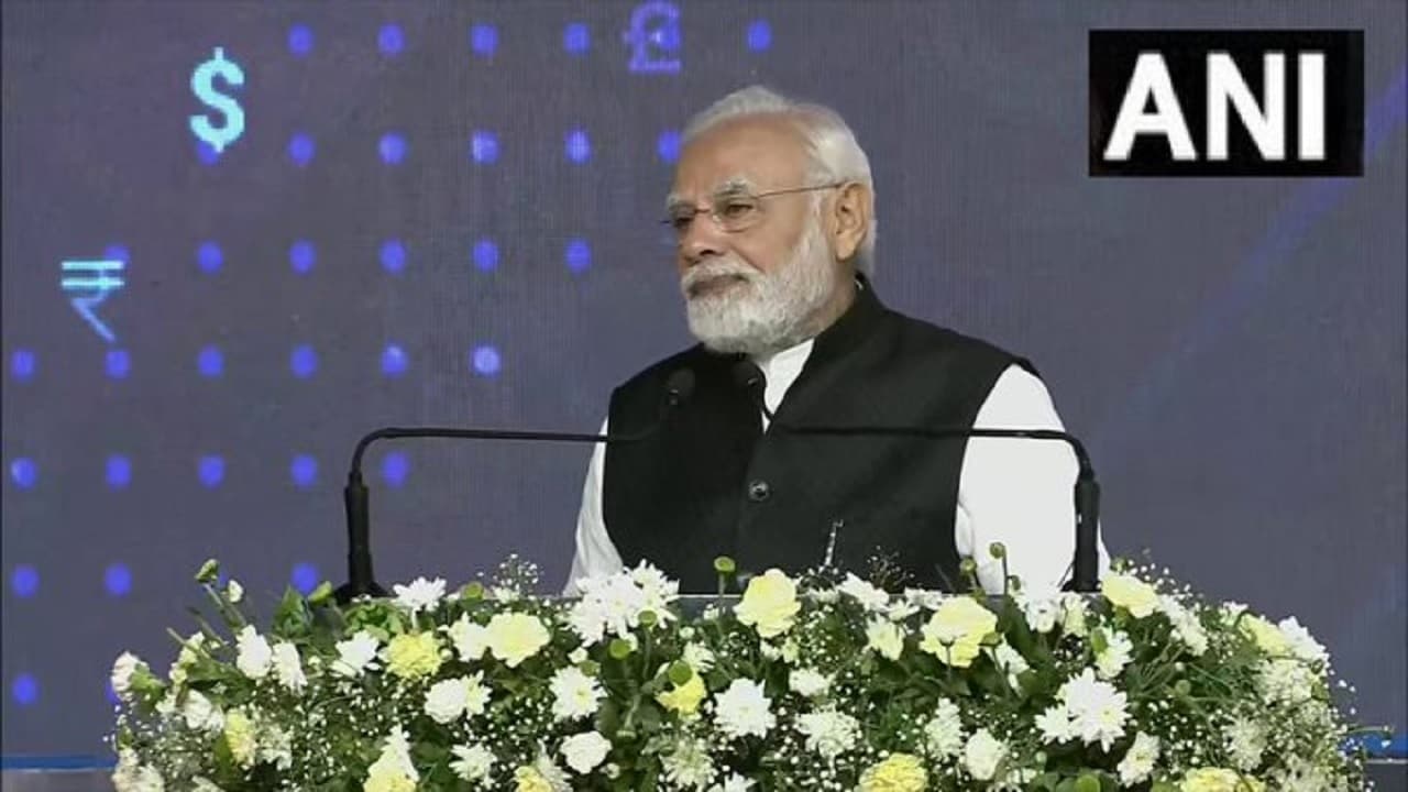 PM Modi In Gujarat: पीएम मोदी ने IIBX और NSE IFSC-SGX कनेक्ट को लॉन्च किया, जानें किन बातों का किया जिक्र