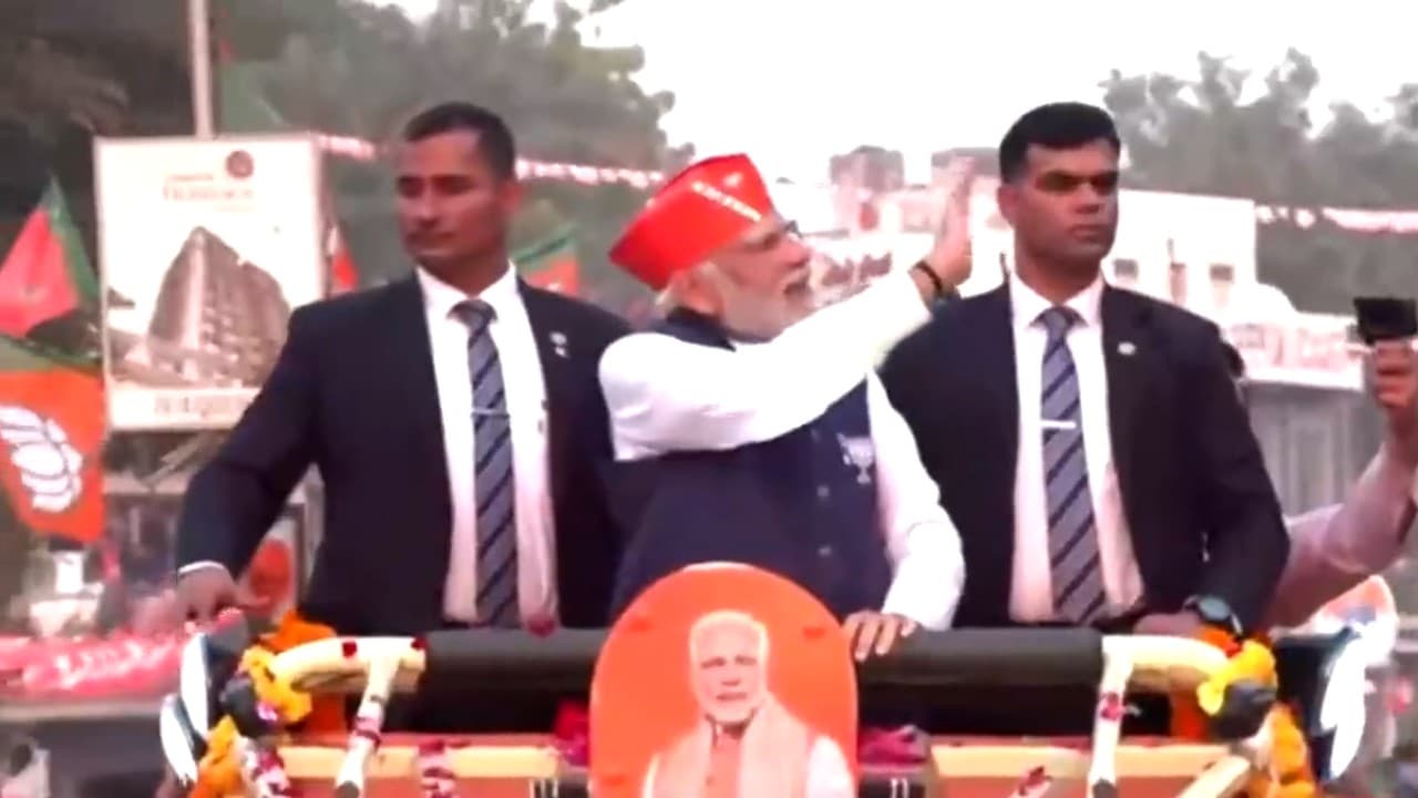 PM Modi Road Show: अहमदाबाद में पीएम मोदी का 54 किलोमीटर लंबा रोड शो, 14 विधानसभा क्षेत्रों को करेंगे कवर