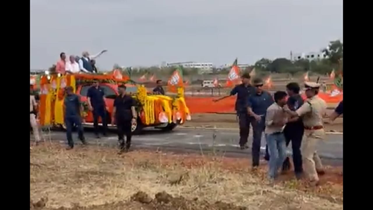 कर्नाटक में PM मोदी की सुरक्षा चूक! रोड शो के दौरान बैरिकेड पार कर प्रधानमंत्री के काफिले के पास पहुंचा शख्स