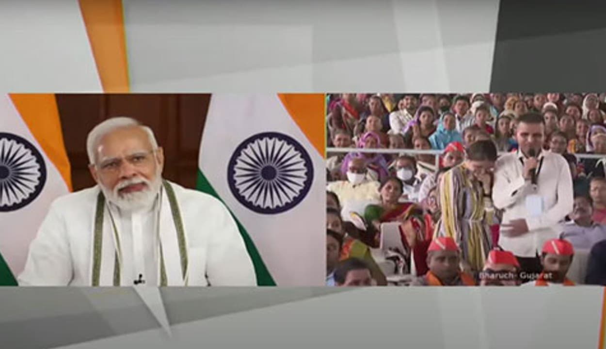 भरूच के समारोह में भावुक हुए पीएम मोदी, कहा- जानकारी की कमी से कागजों पर रह जाती हैं सरकारी योजनाएं