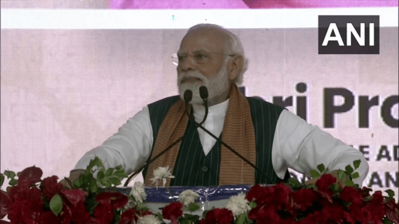 PM Modi ने सिलवासा में नमो चिकित्सा संस्थान राष्ट्र को समर्पित किया, पूर्ववर्ती सरकारों पर साधा निशाना