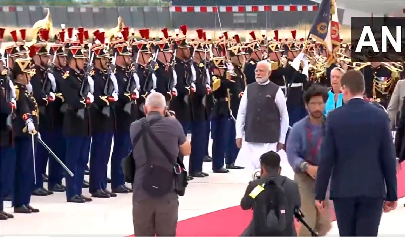 फ्रांस में प्रधानमंत्री मोदी का भव्य स्वागत, भारत माता की जय, वंदेमातरम के लगे नारे, देखें पूरा कार्यक्रम