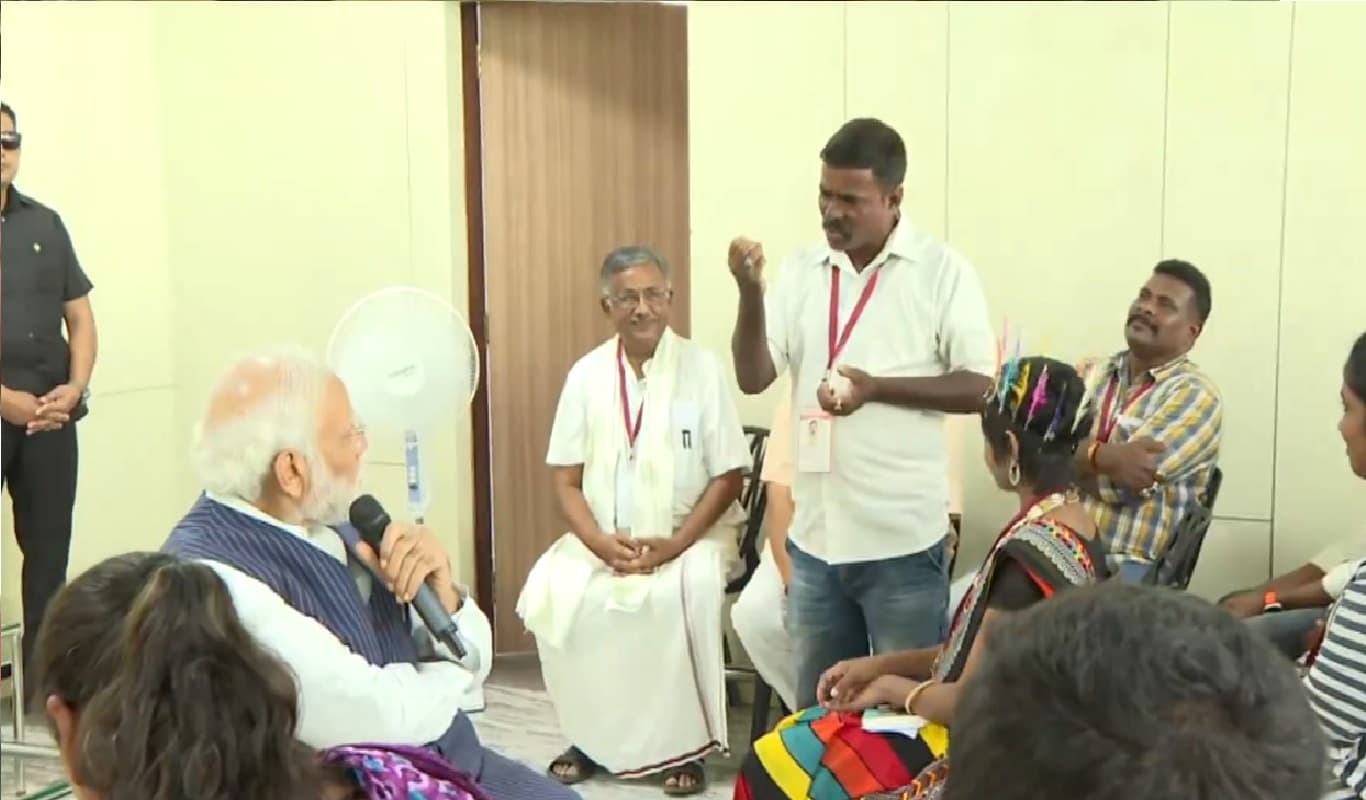 कर्नाटक चुनाव: हक्की-पिक्की जनजाति के लोगों ने PM Modi से की 'मन की बात', बोले- डबल इंजन वाला है तो चिंता कैसी