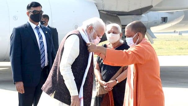 गोरखपुर को करोड़ों की सौगात देने पहुंचे PM नरेंद्र मोदी, सड़क से लेकर जनसभा तक दिखा उत्साह, देखें Photos