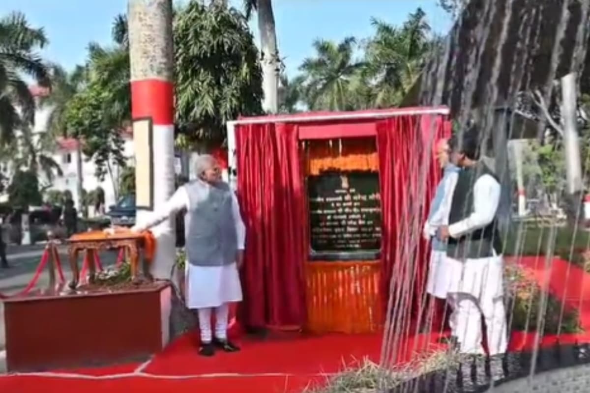 झारखंड: पीएम नरेंद्र मोदी ने राजभवन में 1971 के युद्ध में इस्तेमाल मिग-21 लड़ाकू विमान का किया अनावरण