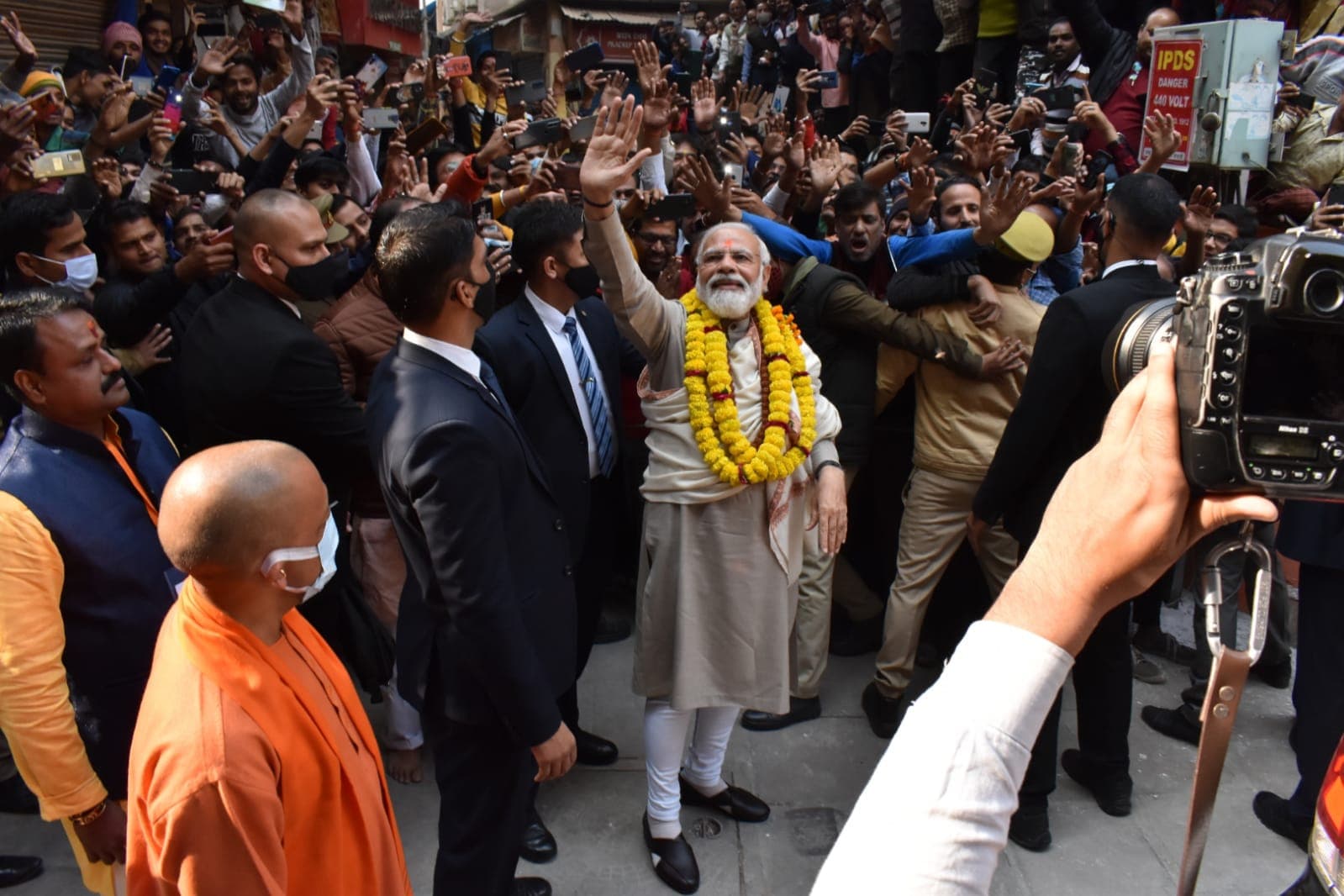 काशी विश्वनाथ कॉरिडोर: मौके की नजाकत देख कपड़े पहनने वाले PM नरेंद्र मोदी ने आज धारण की रूद्राक्ष की माला