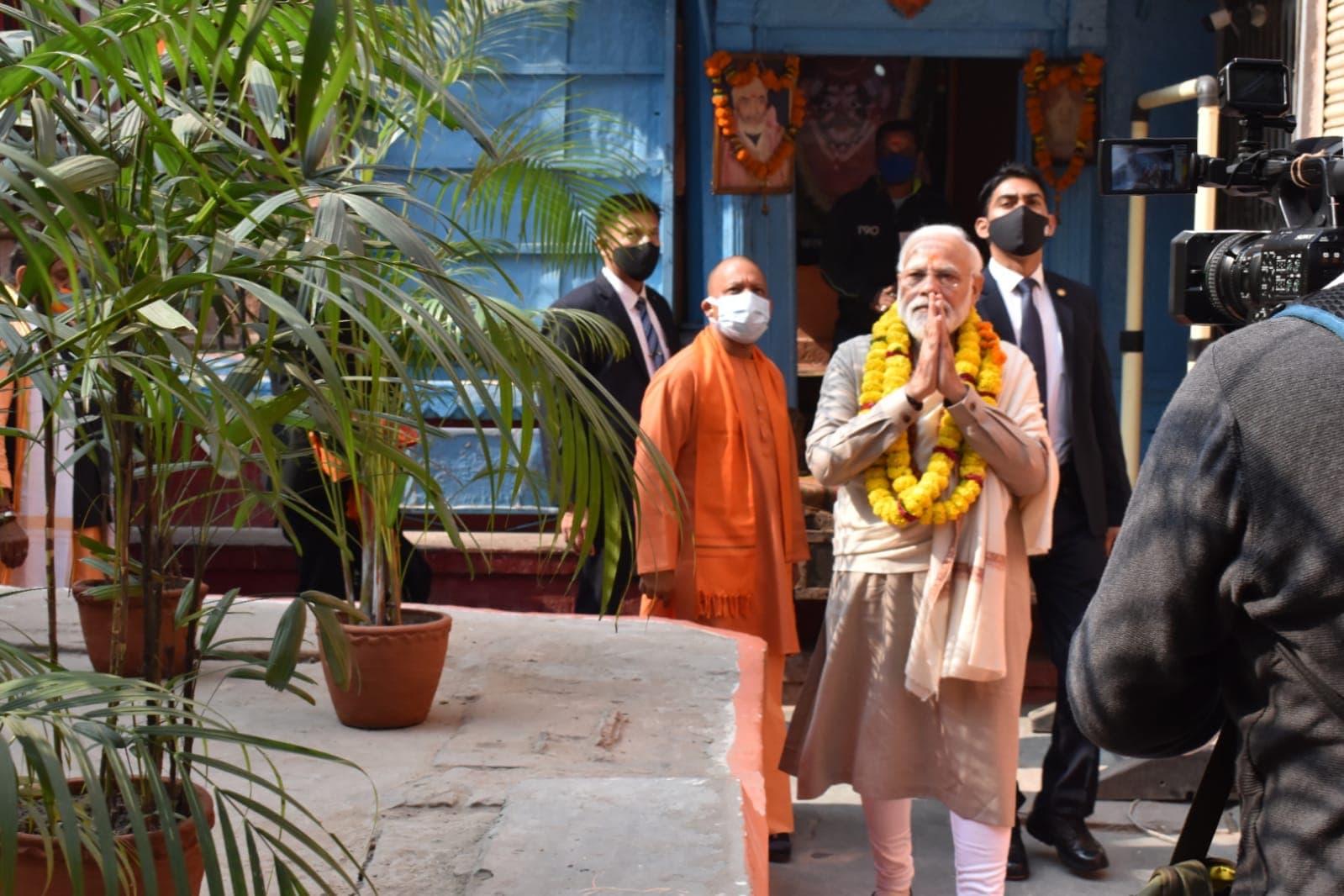 काशी विश्वनाथ काॅरिडोर: SPG का सुरक्षा घेरा टूटा! PM नरेंद्र मोदी के पास सेल्फी लेने पहुंचे काशीवासी