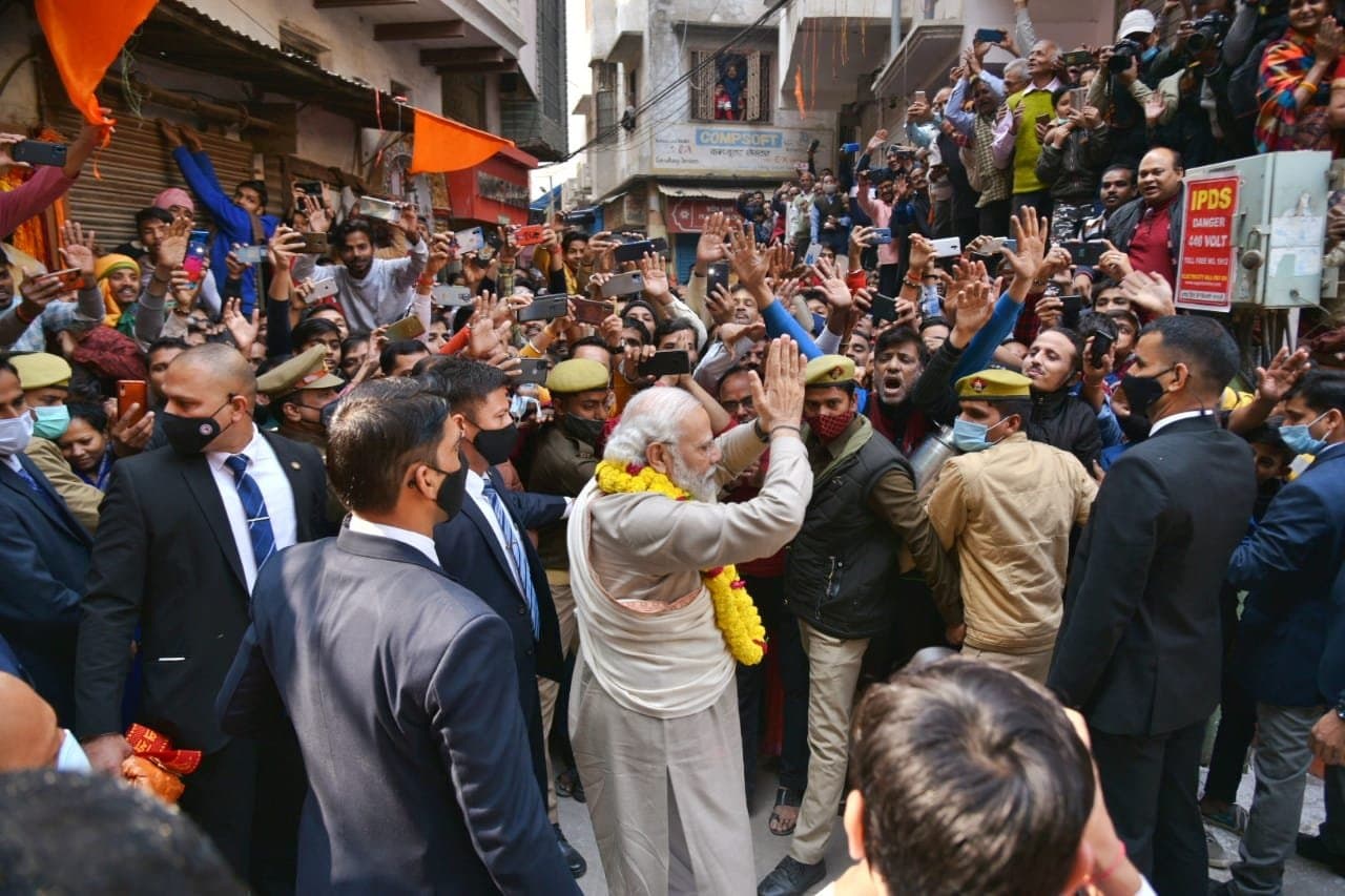 UP Election 2022: पहले मजदूरों पर बरसाये फूल फिर साधुओं संग जा बैठे PM मोदी, राजनीतिक पंडित बोले- चुनावी संदेश