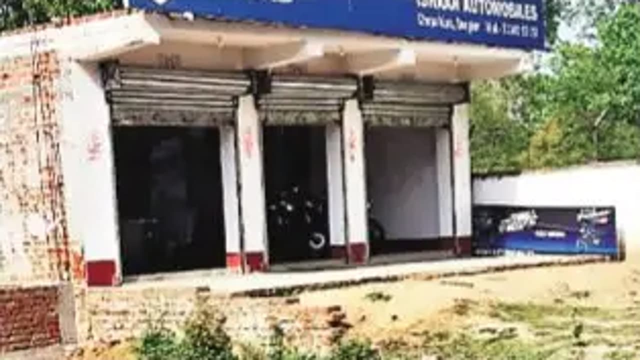 Jharkhand news: PM आवास योजना का लाभुक ने उठाया गलत लाभ, घर की जगह बना दिया बाइक शो-रूम, जानें पूरा मामला