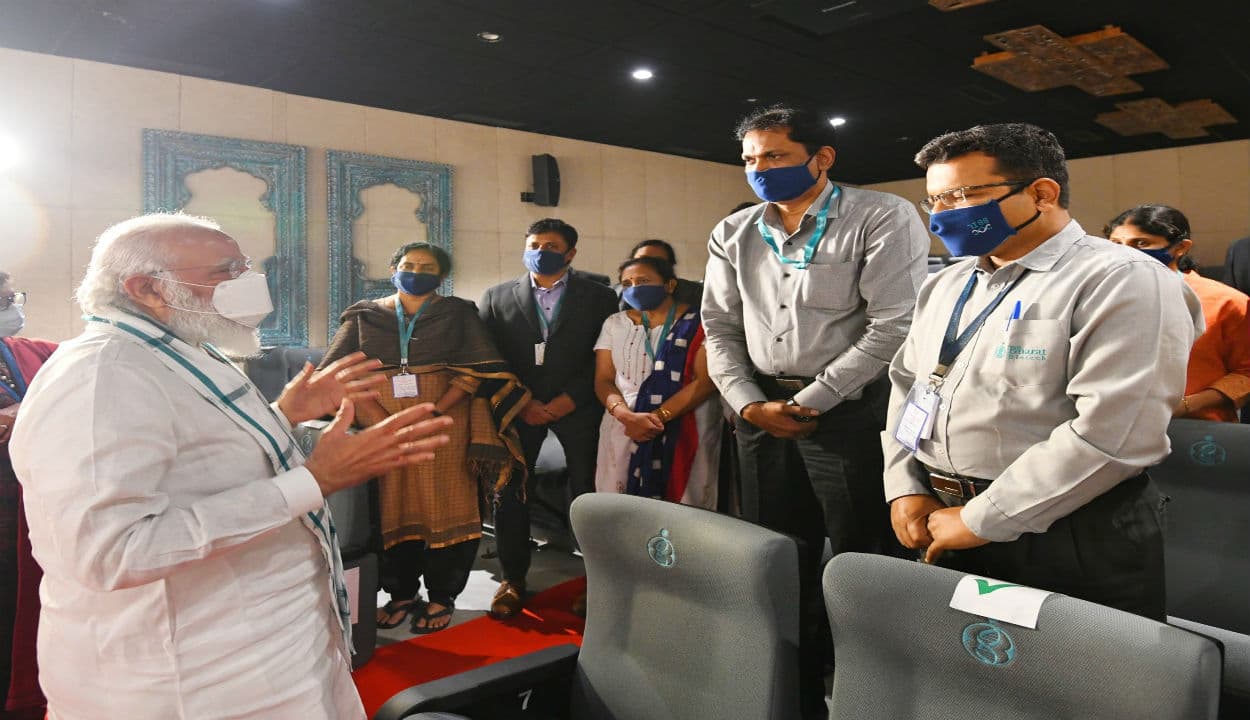 भारत बायोटेक के लैब में पहुंचे पीएम मोदी, वैज्ञानिकों से लिया स्वदेशी कोरोना वैक्सीन का अपडेट
