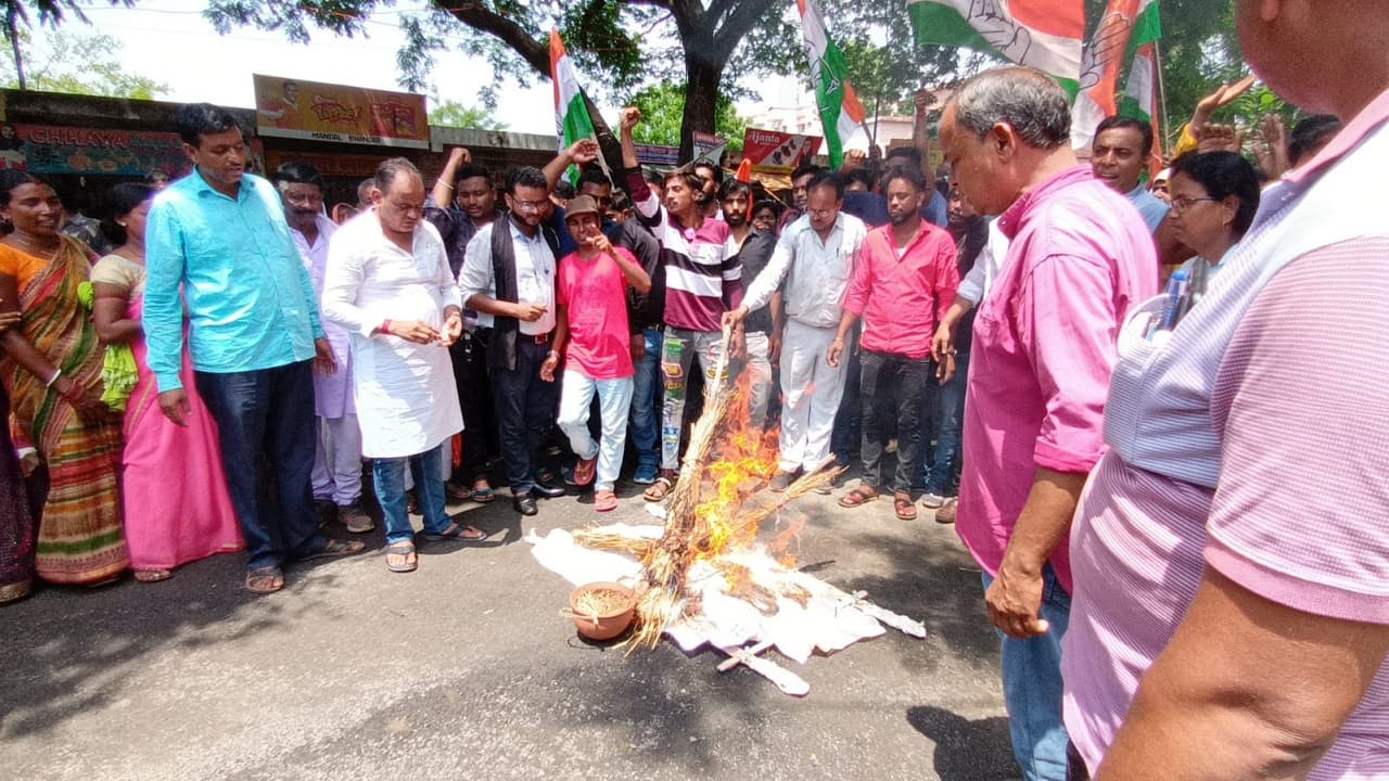 झारखंड में Agneepath के खिलाफ PM मोदी का पुतला दहन, Congress विधायक इरफान अंसारी ने लगाया गंभीर आरोप