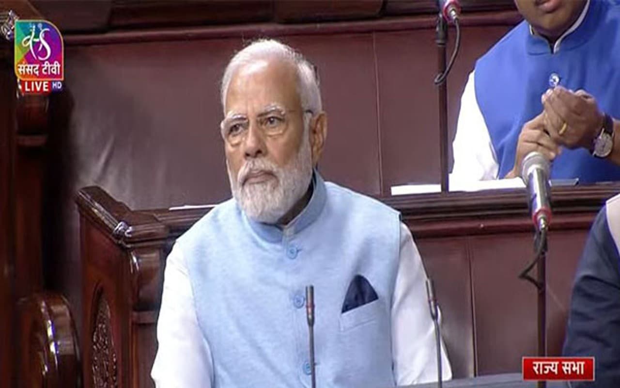 प्लास्टिक के बोतल से बने जैकेट में संसद पहुंचे पीएम नरेंद्र मोदी, पर्यावरण संरक्षण के लिए दिया ये संदेश