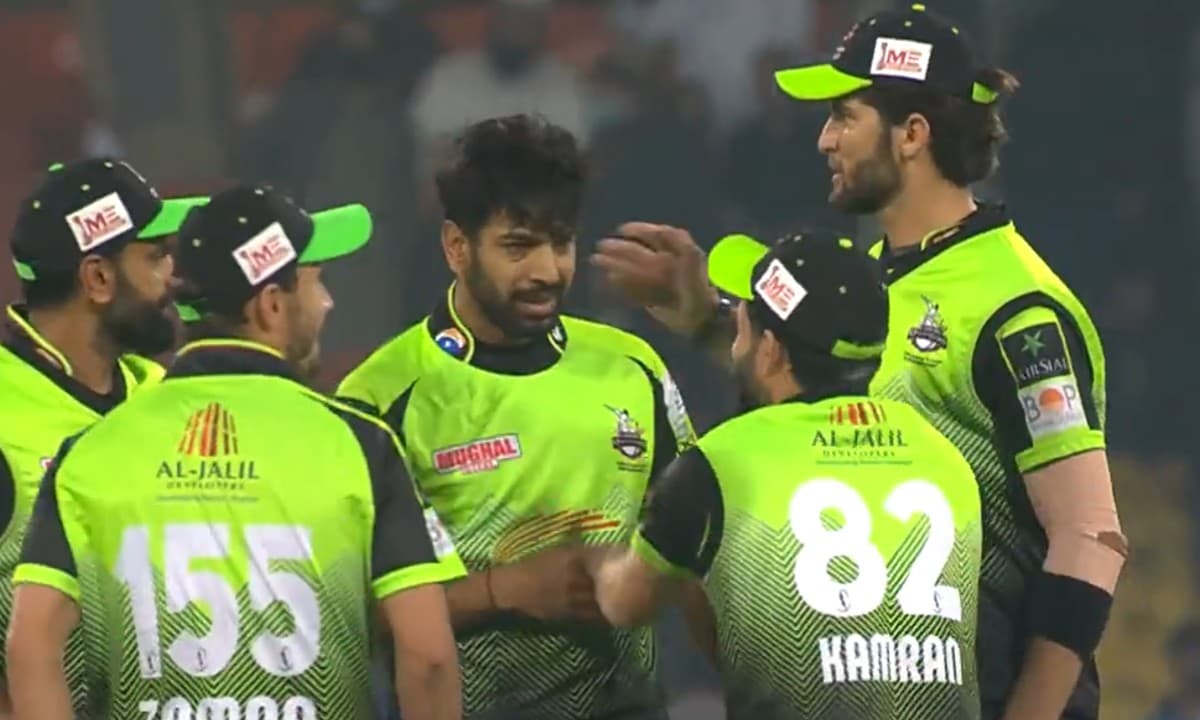 PSL 2022: लाइव मैच के दौरान पाकिस्तानी गेंदबाज हैरिस राउफ ने कामरान गुलाम को जड़ा थप्पड़, वीडियो वायरल