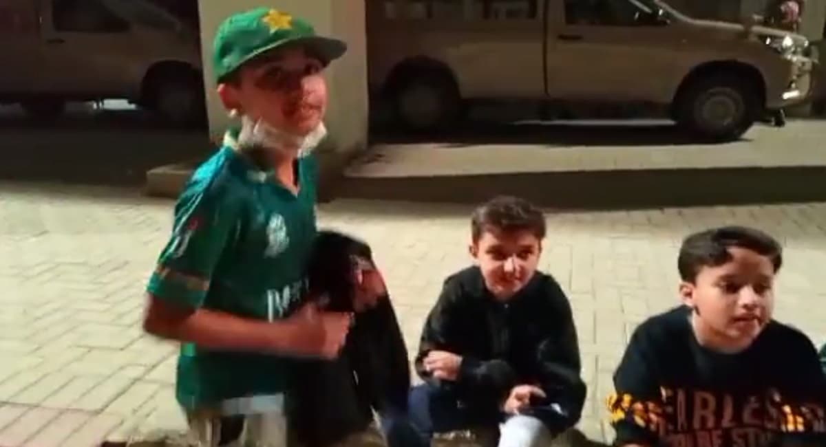 PSL 2022: छोटे-छोटे बच्चों ने पाकिस्तान क्रिकेट के खिलाफ खोला मोर्चा, स्टेडियम के बाहर धरने पर बैठे