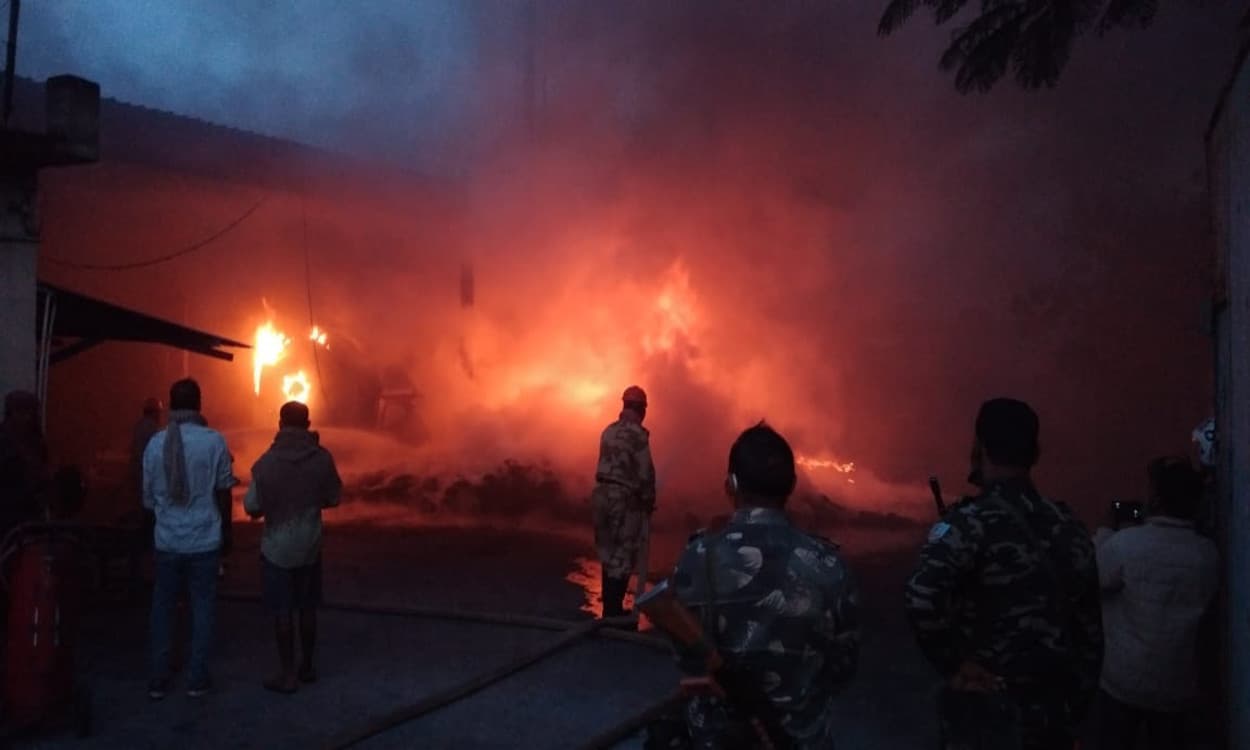 पतरातू इंडस्ट्रियल एरिया के गुप्ता इंडस्ट्रीज में लगी भीषण आग, लाखों का टायर जलकर हुआ राख