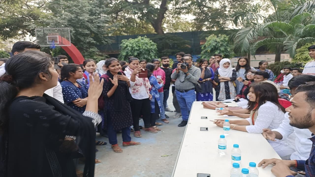 Patna University: मगध महिला कॉलेज में आयोजित प्रभात खबर संवाद में जुटा छात्रों का हुजूम, पूछे तीखे सवाल