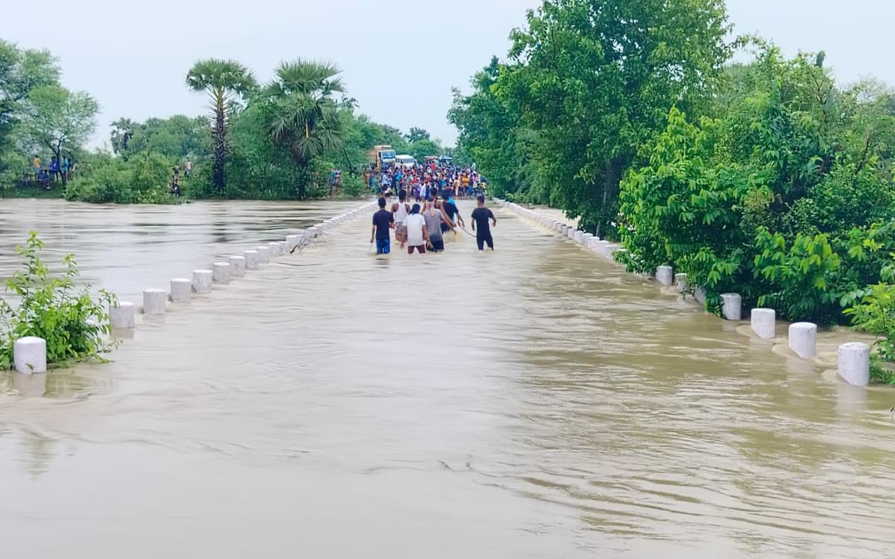 PHOTOS: पाकुड़ में जमकर हुई बारिश से नदियां उफान पर, घरों में घुसा पानी, डीसी ने लोगों से की अपील