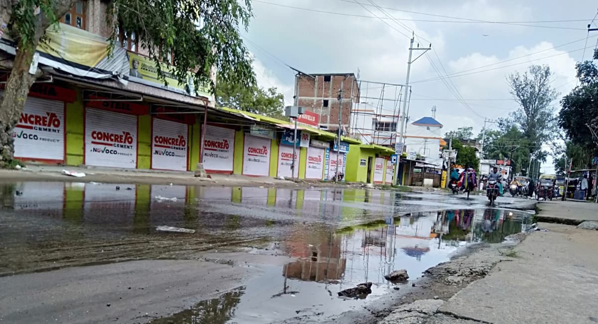 Jharkhand News: हजारीबाग के पगमिल मुख्य सड़क पर बह रहा पानी, आवागमन में हो रही परेशानी, नहीं ले रहा कोई सुध