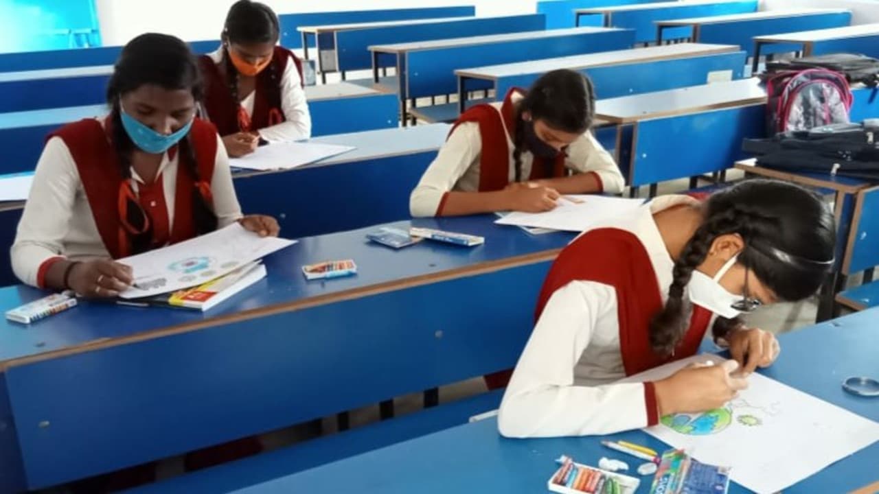 School Reopen: 720 दिनों बाद स्कूलों में लौटी रौनक, एंट्री के लिए अभिभावकों का सहमति पत्र अनिवार्य