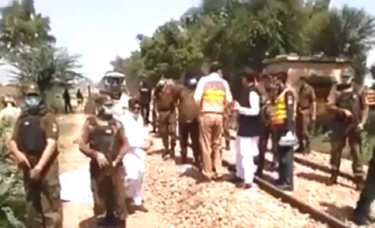 पाकिस्तान : ट्रेन की चपेट में आयी सिख श्रद्धालुओं से भरी बस, 29 लोगों की मौत