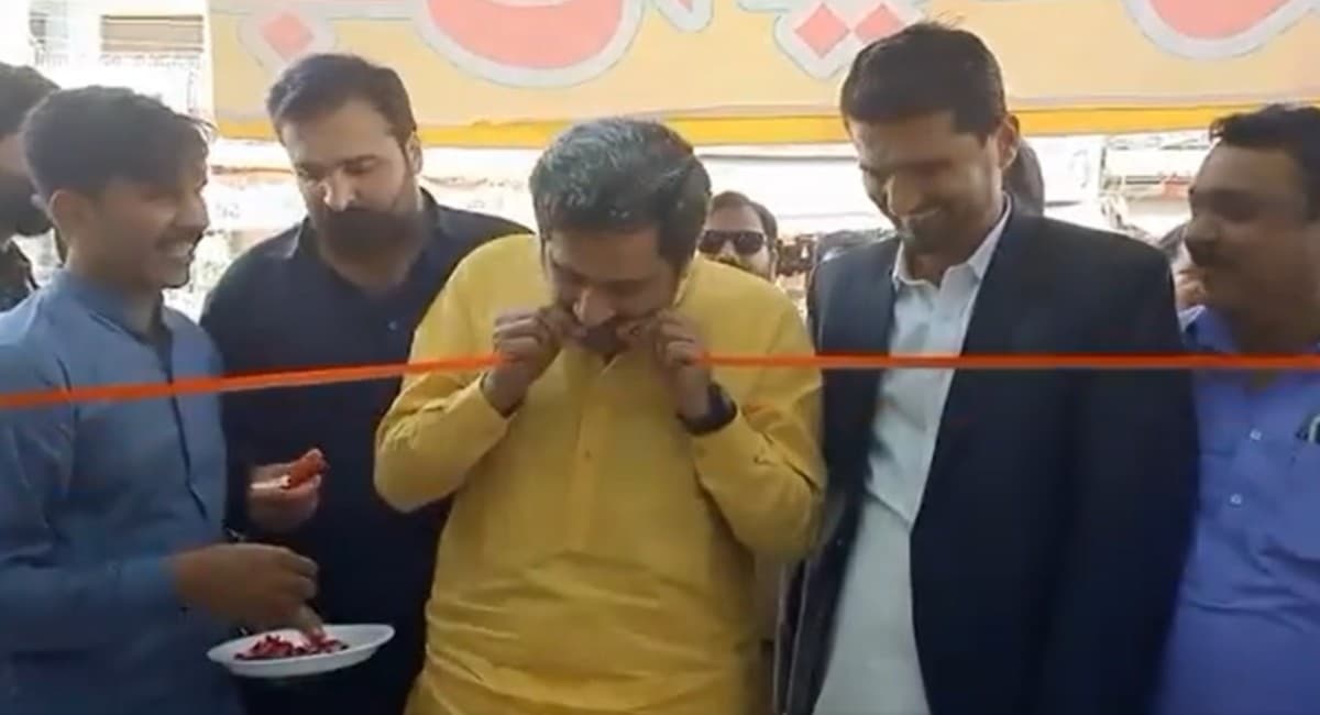 कैंची में नहीं थी धार, पाकिस्तान के मंत्री फैयाज अल हसन ने दांत से काटा रिबन, VIDEO Viral