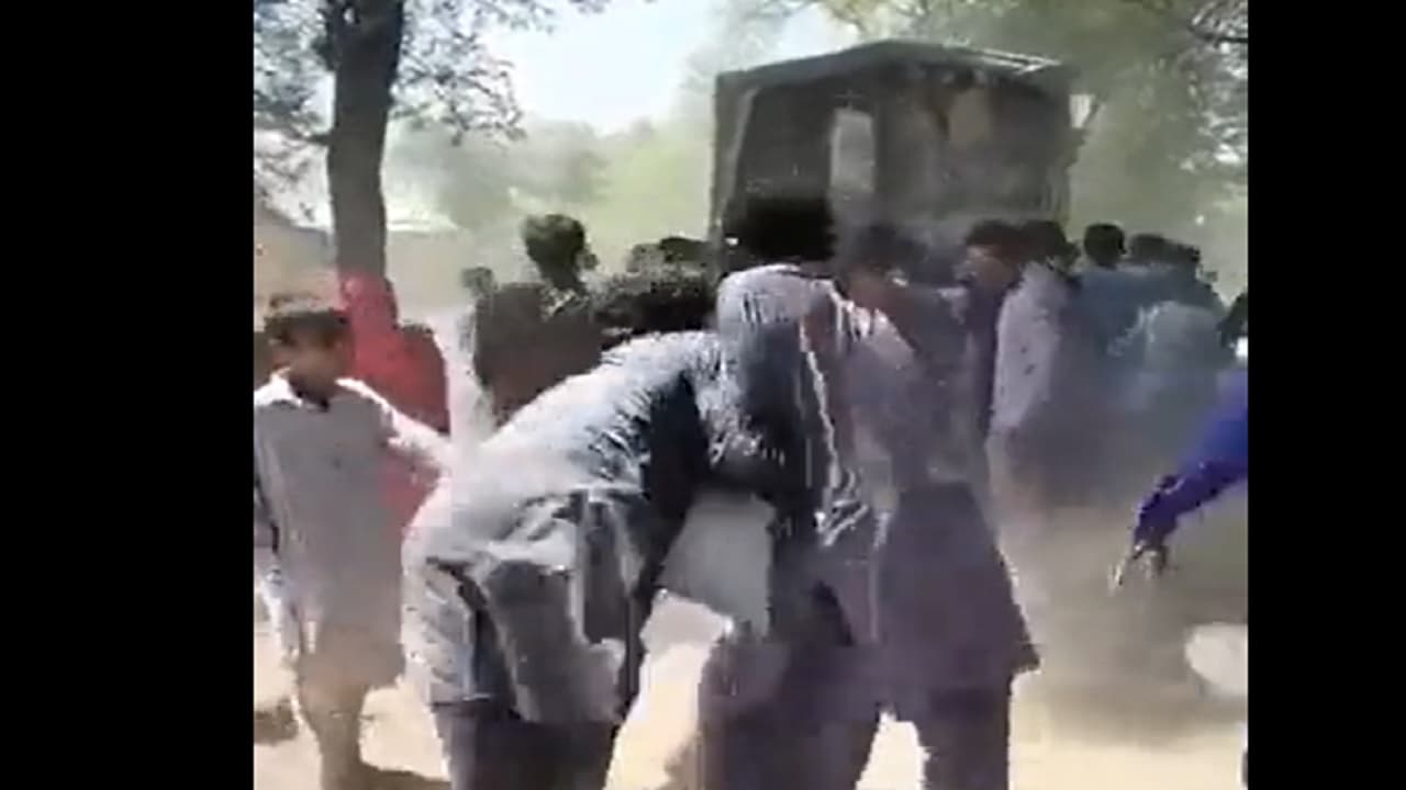 पाकिस्तान में काबू से बाहर हुई लोगों की भूख, आटे की बोरियों को छीनती महिलाओं का वीडियो हुआ वायरल