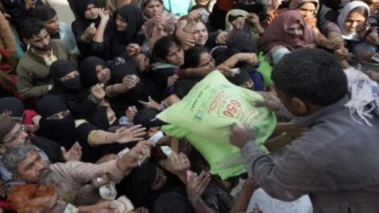 पाकिस्तान के कराची में आटा वितरण के दौरान मची भगदड़, अब तक 11 लोगों की मौत