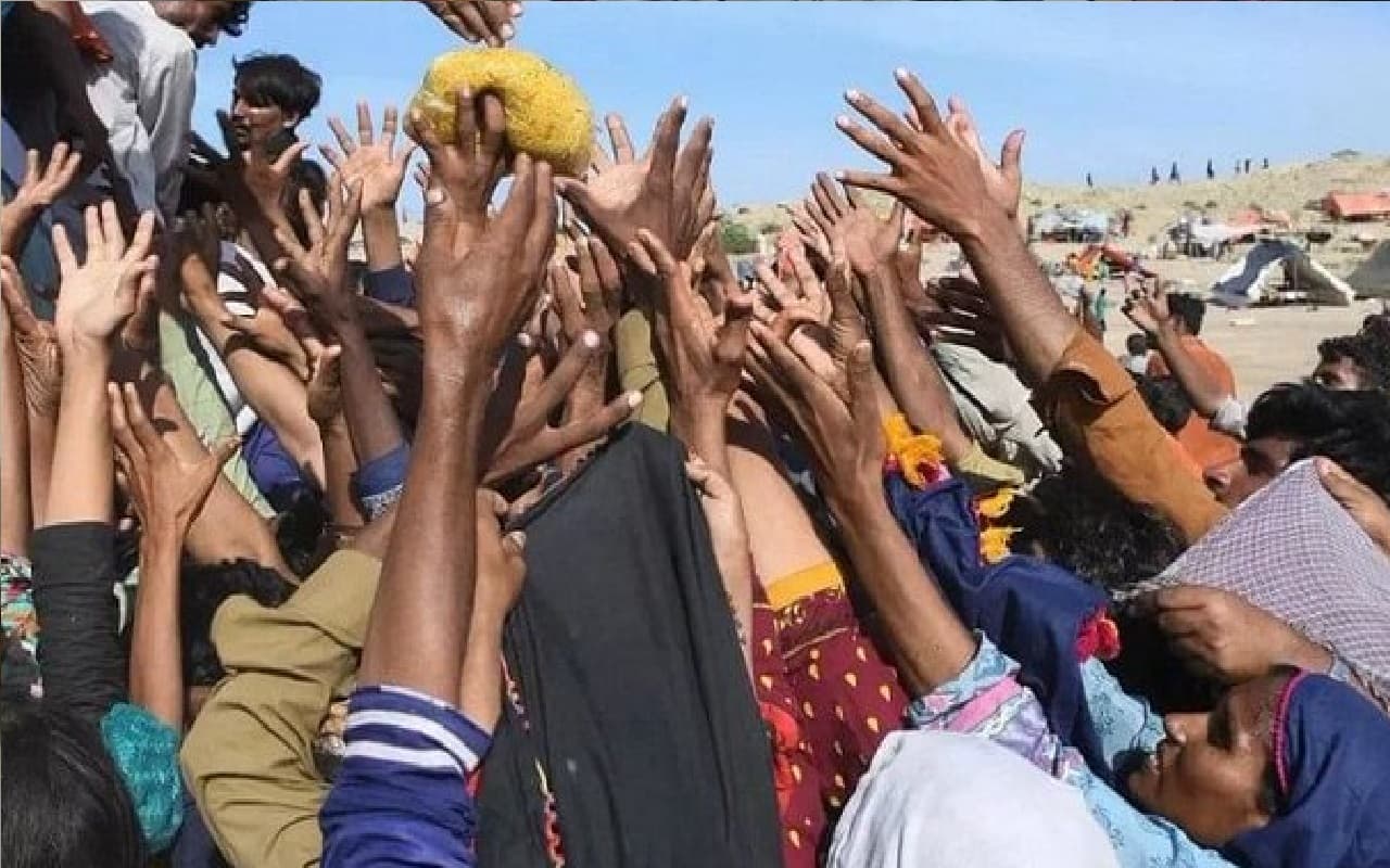Pakistan Economy Crisis: कंगाल पाकिस्तान अब काटेगा कर्मचारियों का वेतन, दाने-दाने के लिए हो रहा मोहताज