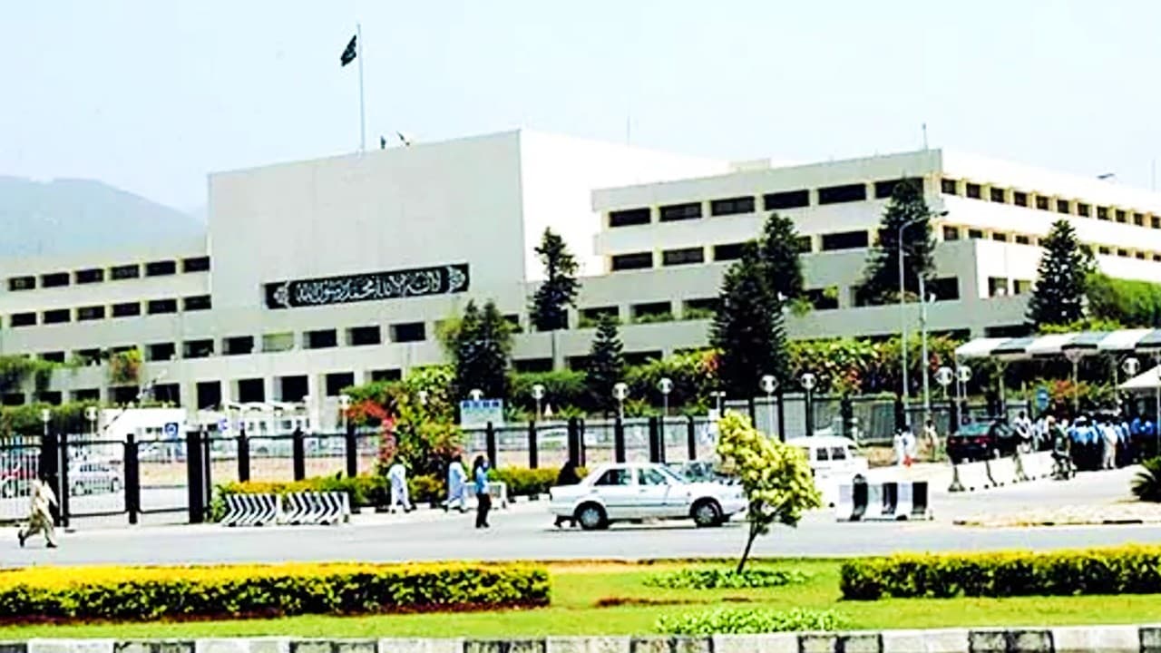 पाकिस्तान की संसद पर हमले की साजिश! कलाशनिकोव लहराने वाले JUI-F लीडर के गार्ड को पुलिस ने किया गिरफ्तार