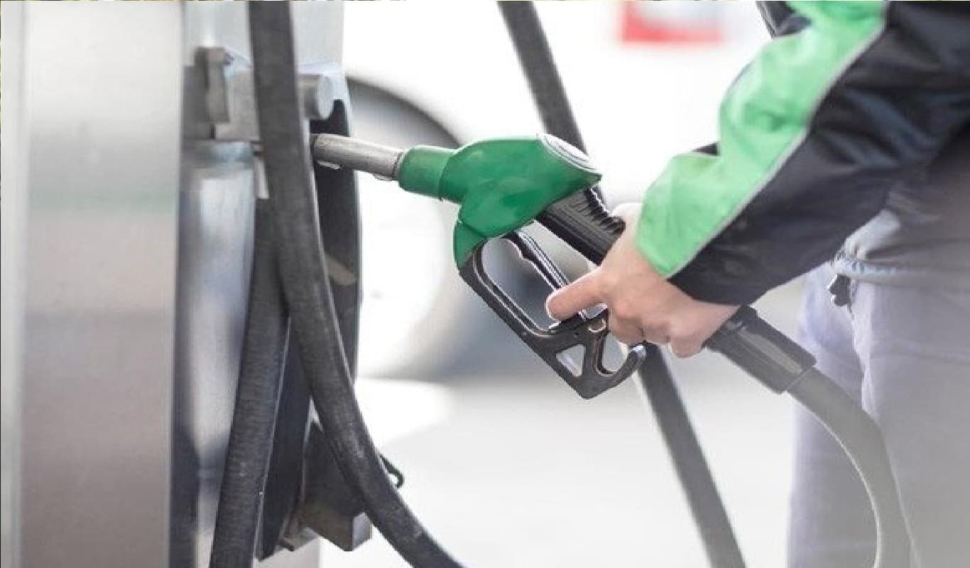 Petrol Price Hike: पाकिस्तान में पेट्रोल 10 रुपये महंगा, प्रति लीटर कीमत जानकर रह जाएंगे दंग