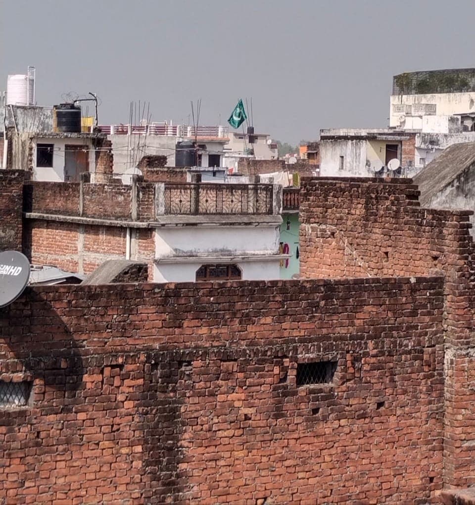 गोरखपुर: घर पर पाकिस्तानी झंडा लहराने वालों पर राष्ट्रद्रोह का केस दर्ज, भीड़ ने किया हमला, तोड़ दी खिड़की