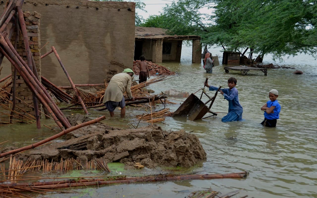 Explainer: आधा पाकिस्तान बाढ़ में डूबा, जानें देश में विनाशकारी Flood का क्या कारण है?