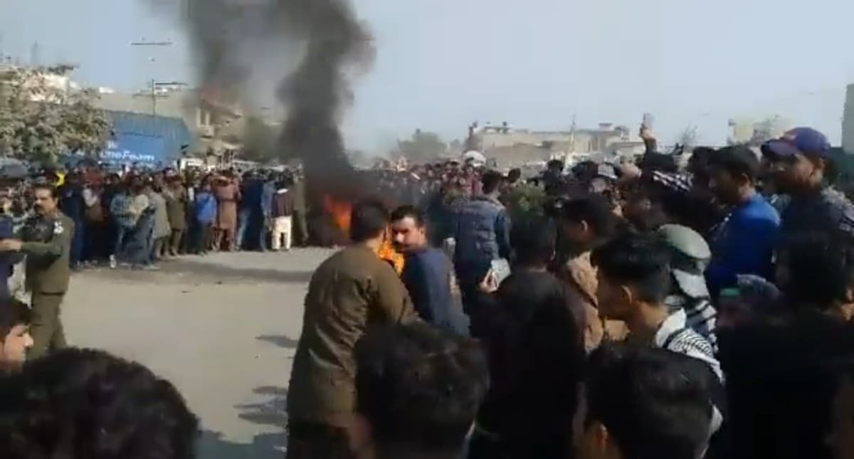 इस्लाम की निंदा करने पर पाकिस्तान में एक श्रीलंकाई नागरिक की पीट-पीटकर हत्या, भीड़ ने शव को जलाया इस्लाम की निंदा करने पर पाकिस्तान में एक श्रीलंकाई नागरिक की पीट-पीटकर हत्या, भीड़ ने शव को जलाया