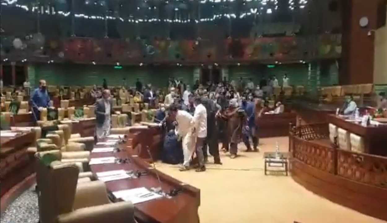 पाकिस्तान के सिंध असेंबली में इमरान खान के नेताओं ने जमकर चलाए लात-घूंसे, जान बचाकर भागी महिला मेंबर, देखें Video