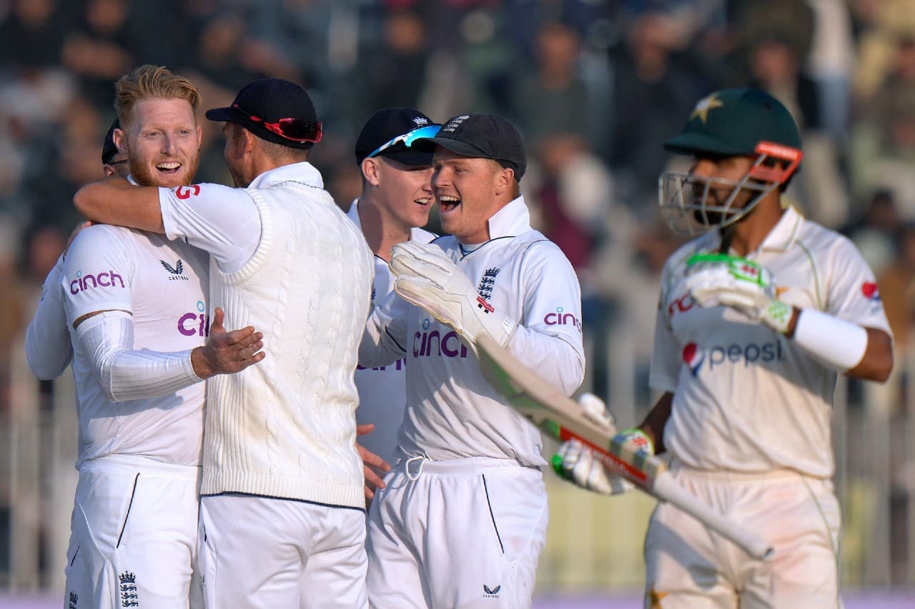 PAK vs ENG Test: इंग्लैंड के खिलाफ पाकिस्तान को आखिरी दिन जीत के लिए 263 रन की जरूरत
