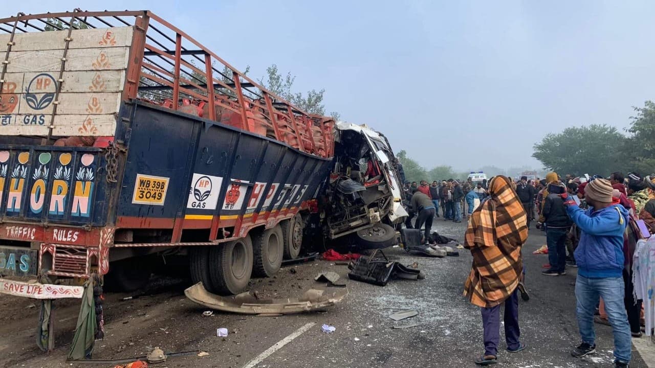 झारखंड के पाकुड़ में भीषण सड़क हादसा : बस-ट्रक की टक्कर में 16 लोगों की मौत, 30 से अधिक घायल