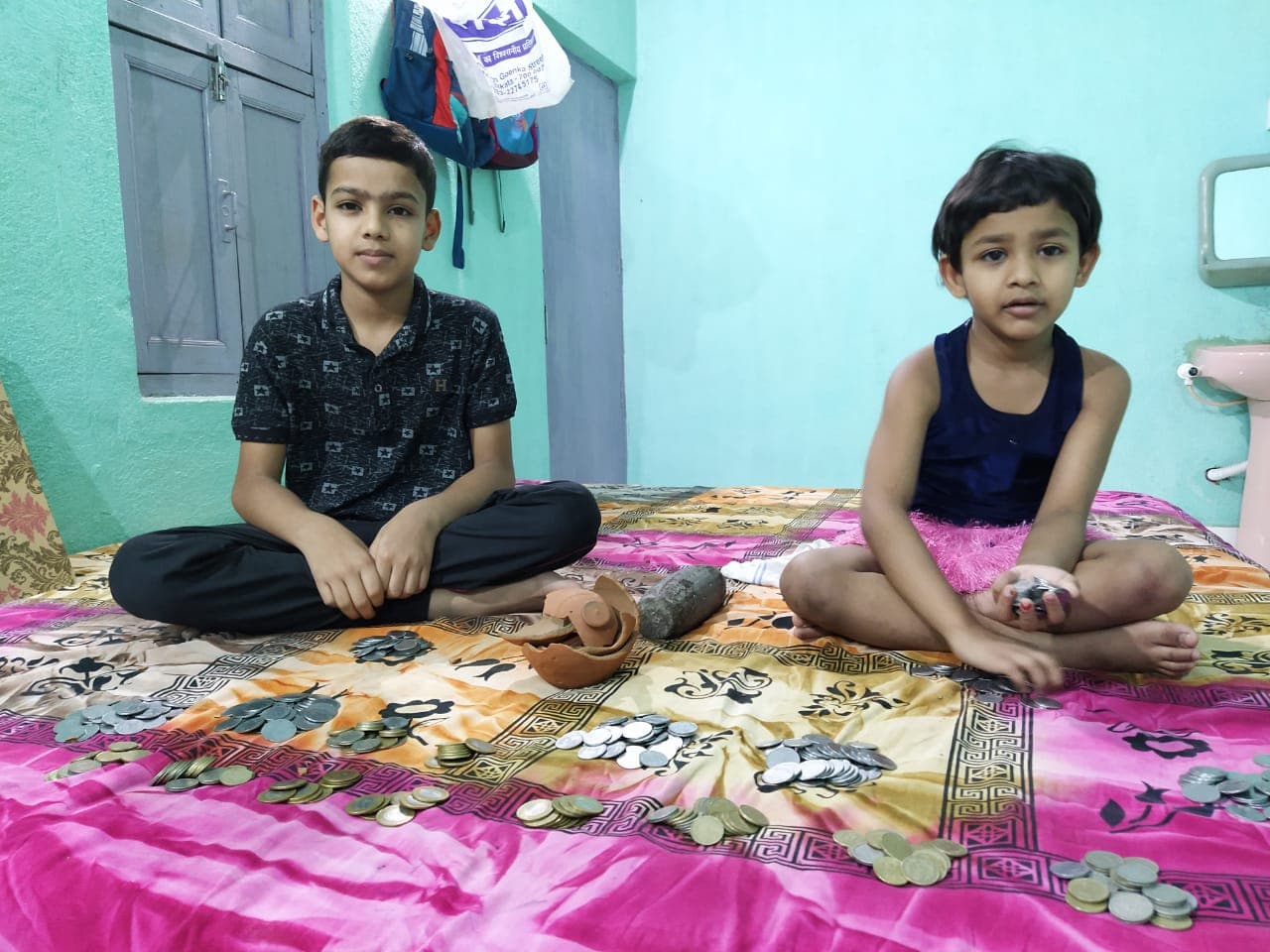 पाकुड़ में भाई-बहन ने बढ़ाए मदद के हाथ, अपना गुल्लक तोड़ 1135 रुपये सीएम केयर्स फंड में किया जमा